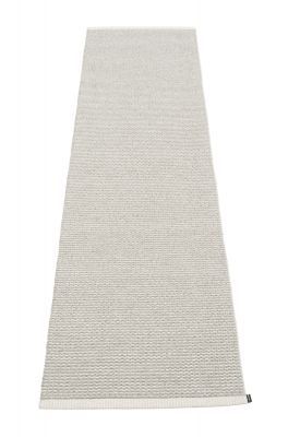 Mono Kunststoffteppich in Fossil Grau und Warm Grau von Pappelina, 60x250 cm, Detailansicht.